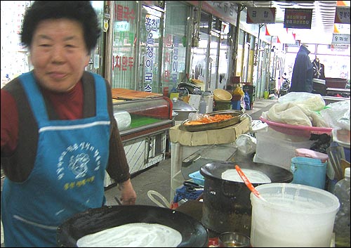 푸근한 할머니의 메밀전병입니다. 아! 그 맛이란... 